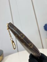 Portafoglio di lusso monogramma con zip dorata, elegante e versatile per ogni occasione.