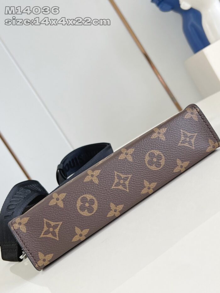 Borsa designer monogramma, elegante, con cinghie regolabili, stile moderno e pratico.