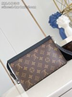 Borsa Louis Vuitton Monogram elegante in ambiente moderno con scultura artistica.