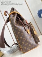 Borsa elegante in pelle monogram, con tracolla, chiusura a zip e design raffinato.