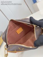 Borsa di lusso con monogramma, interno elegante e dettagli raffinati in pelle e metallo.