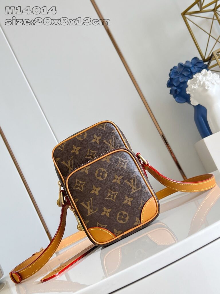 Borsa Louis Vuitton Monogram, compatta ed elegante, ideale per ogni occasione di stile.