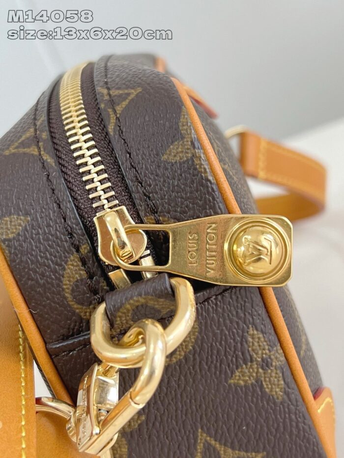 Borsa di lusso in pelle con monogramma e hardware oro, elegante e raffinata.
