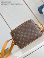 Borsa di lusso con logo, tracolla arancione e design elegante, ideale per ogni occasione.