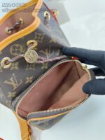 Borsa Louis Vuitton Monogram con charm, chiusura a cordoncino e interno lussuoso.
