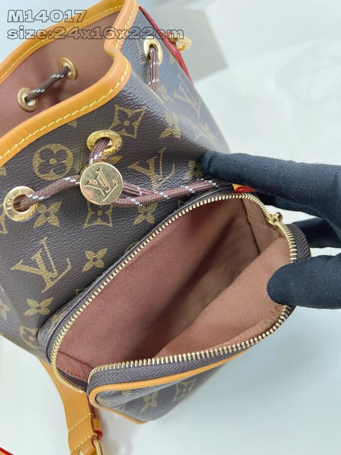 Borsa Louis Vuitton Monogram con charm, chiusura a cordoncino e interno lussuoso.