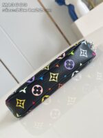 Custodia cosmetica nera con motivo colorato e finitura lucida, elegante e di tendenza.