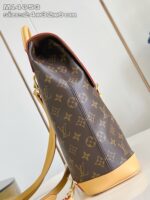 Borsa Louis Vuitton Monogram in pelle con tracolla regolabile, stile elegante e moderna.