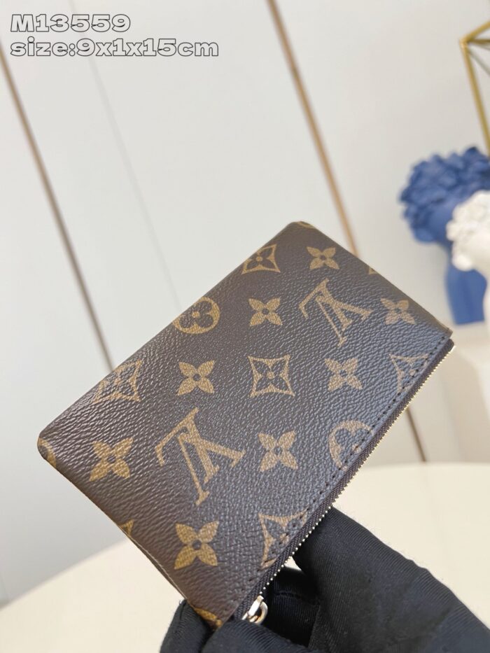 Portafoglio Louis Vuitton Monogram Marrone, elegante, con zip e dettagli di lusso.