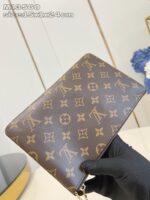 Portafoglio Louis Vuitton Monogramma in pelle, elegante e pratico, con dettagli in oro e chiusura zip.