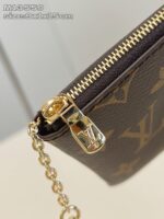 Portafoglio Louis Vuitton Monogram con catenina dorata e zip elegante.