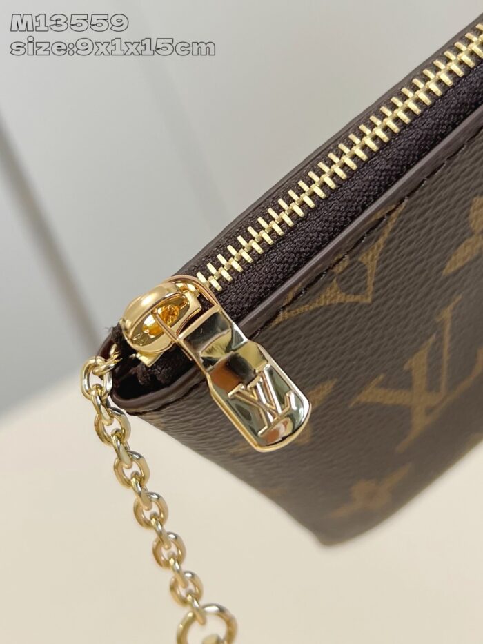 Portafoglio Louis Vuitton Monogram con catenina dorata e zip elegante.