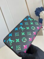 Portafoglio di lusso con motivi colorati e design moderno, perfetto per accessori eleganti e trendy.