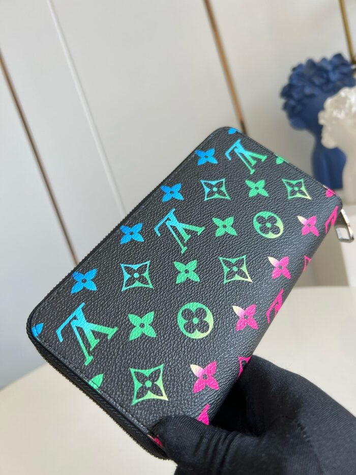Portafoglio di lusso con motivi colorati e design moderno, perfetto per accessori eleganti e trendy.