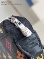 Dettaglio di lusso Louis Vuitton con zip, logo e motivi floreali multicolori su canvas elegante.