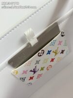 Portafoglio di lusso bianco con logo multicolore e chiusura robusta.