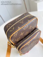 Borsa monogramma elegante con due scomparti, tracolla rimovibile, dettagli in oro e design moderno.