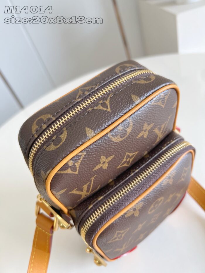 Borsa monogramma elegante con due scomparti, tracolla rimovibile, dettagli in oro e design moderno.