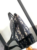 Borsa elegante in tessuto navy con dettagli in pelle nera, perfetta per ogni occasione sofisticata.