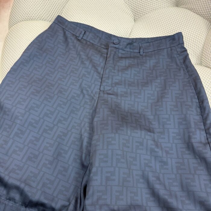 Pantaloncini navy con motivo elegante e logo discreto, ideali per uno stile sofisticato e versatile.