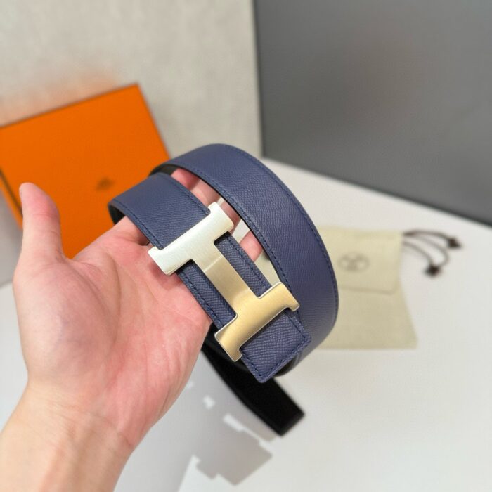 Cintura di lusso blu navy con fibbia moderna, in pelle esclusiva e design elegante.