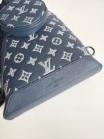 Borsa di lusso blu navy con logo monogramma e forma triangolare elegante.
