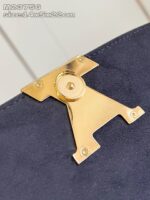 Borsa navy di lusso con chiusura oro elegante e design geometrico raffinato.