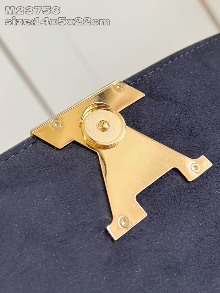 Borsa navy di lusso con chiusura oro elegante e design geometrico raffinato.
