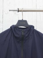 Giacca navy Louis Vuitton elegante, leggera e versatile, perfetta per ogni occasione.