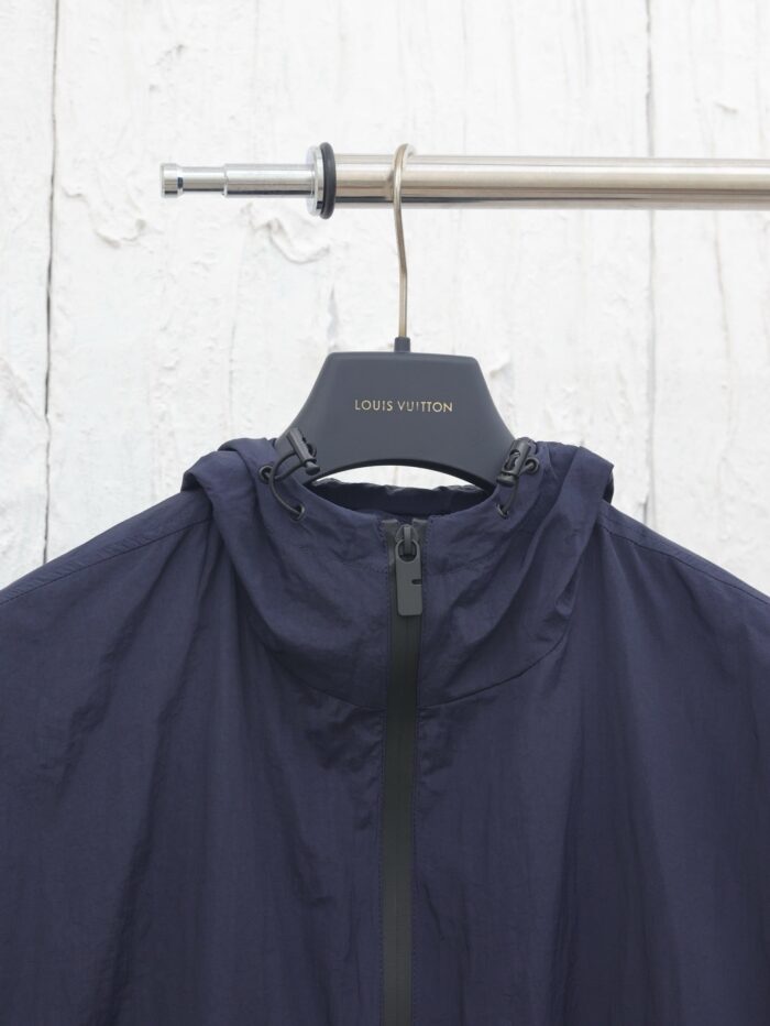 Giacca navy Louis Vuitton elegante, leggera e versatile, perfetta per ogni occasione.