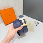 Cintura in Pelle Navy con Fermo Moderno, incluso astuccio di lusso e confezione elegante.