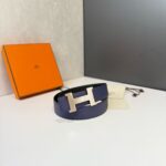Cintura in pelle navy con fibbia H argento, elegante e di alta qualità.