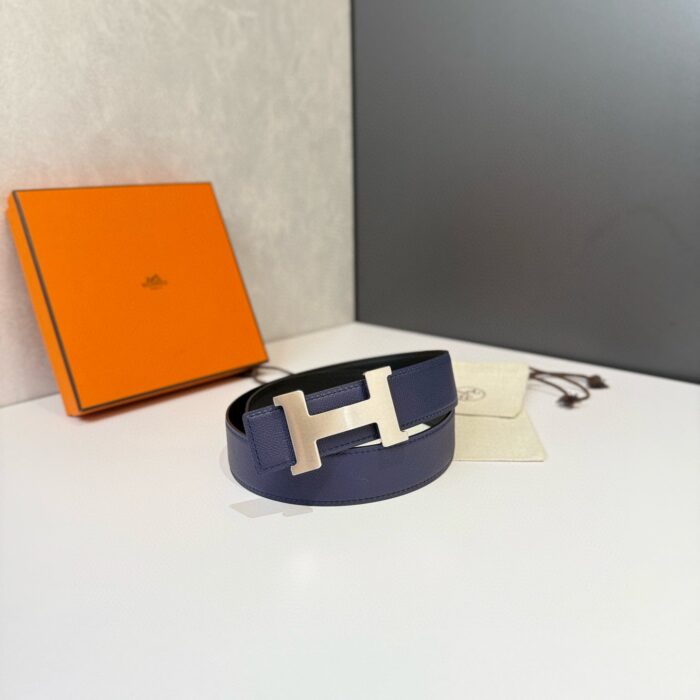 Cintura in pelle navy con fibbia H argento, elegante e di alta qualità.