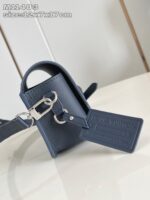 Borsa Louis Vuitton in pelle navy elegante e compatta, con dettaglio in metallo e servizio versatile.