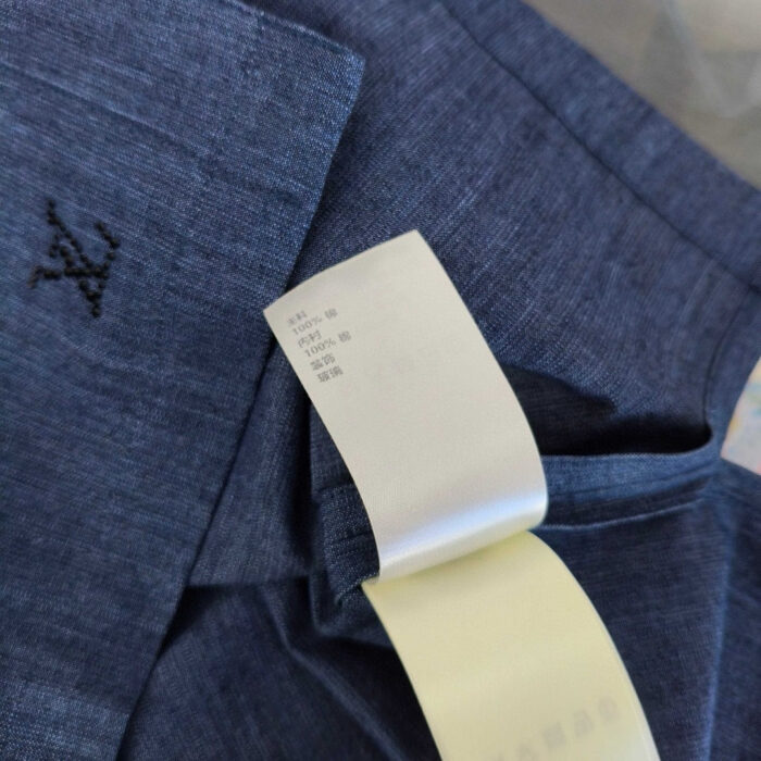 Maglia blu navy con logo LV e etichetta di lusso, elegante e di alta qualità.
