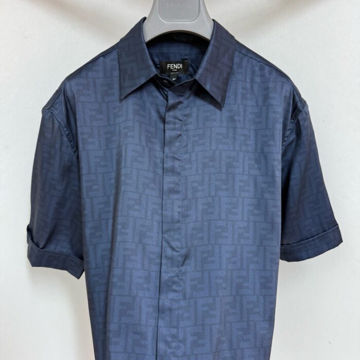 Camicia navy con logo Fendi embossato, vestibilità slim, stile elegante e casual.