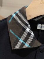 Colletto tartan blu, marrone e bianco, elegante e di lusso Burberry, dettagli raffinati.