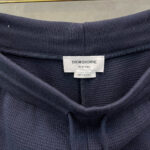 Cintura navy Thom Browne, textured, made in Italy, simbolo di lusso e eleganza italiana.