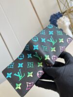 Portafoglio Louis Vuitton moderno con monogramma colorato, elegante e di lusso.