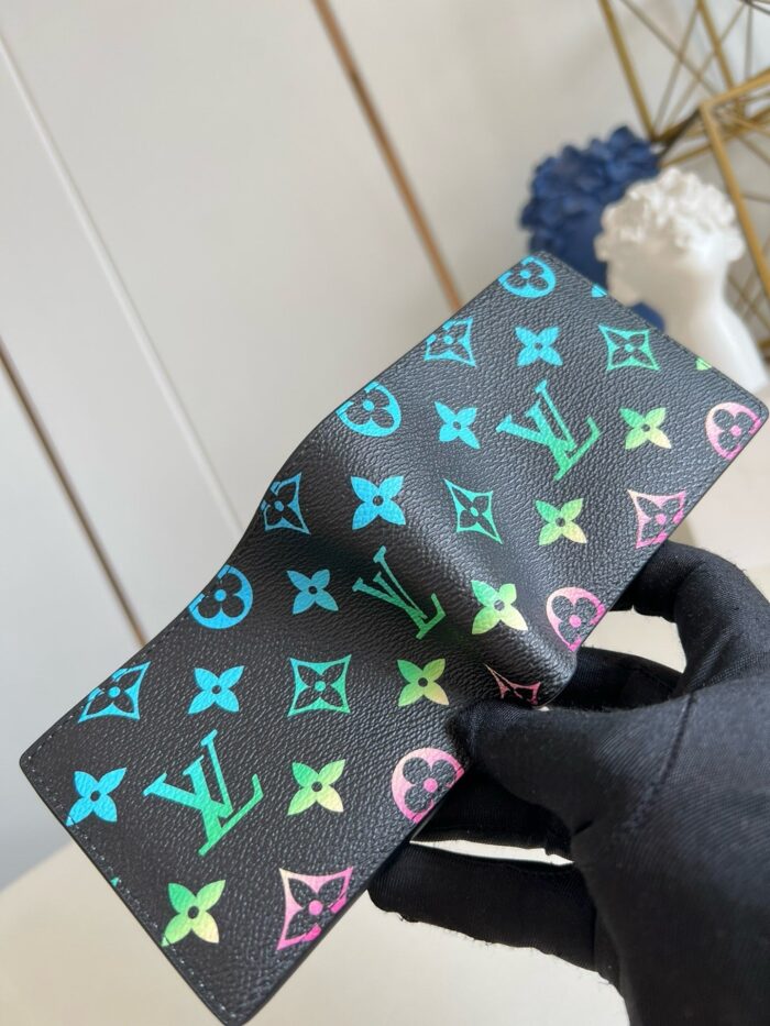 Portafoglio Louis Vuitton moderno con monogramma colorato, elegante e di lusso.