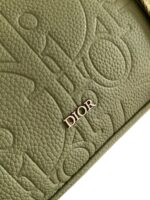 Borsa Dior in pelle verde menta, dettagli raffinati e logo metallico elegante.