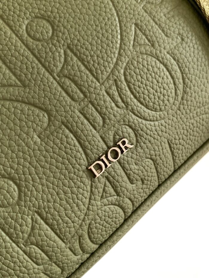 Borsa Dior in pelle verde menta, dettagli raffinati e logo metallico elegante.