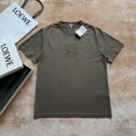 T-shirt verde oliva Loewe con logo tono su tono e shopping bag di lusso.