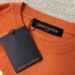 Maglione arancione Louis Vuitton di lusso, stile elegante e qualità premium.
