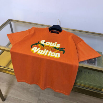 Maglietta Louis Vuitton arancione con design tropicale, stile casual e moda di lusso.
