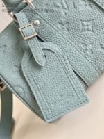 Borsa di lusso in pelle azzurra con dettagli in argento e stampa monogramma Louis Vuitton.
