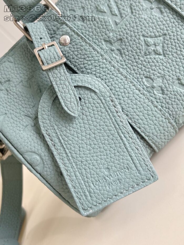 Borsa di lusso in pelle azzurra con dettagli in argento e stampa monogramma Louis Vuitton.