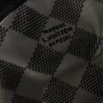 Motivo a scacchi gotico con stampa Louis Vuitton, elegante e di alta qualità.
