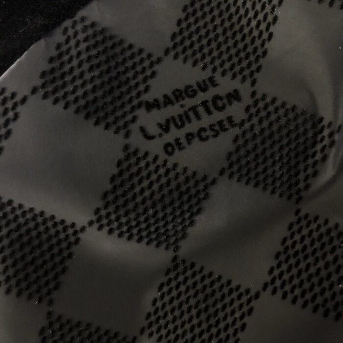 Motivo a scacchi gotico con stampa Louis Vuitton, elegante e di alta qualità.