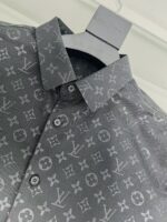 Camicia di design con logo luxury, elegante su perfetto hanger, stile moderno e sofisticato.